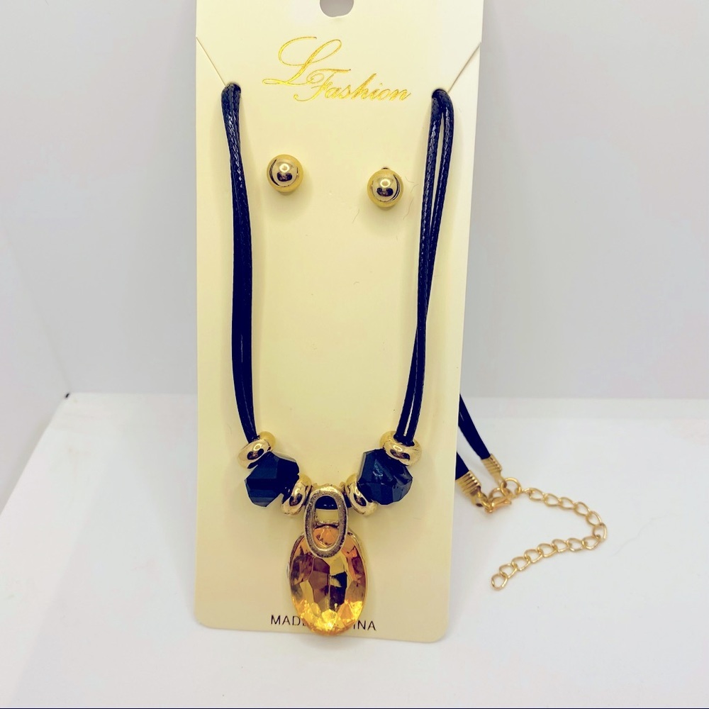 Chocker golden with Crystals and Golden Earrings!